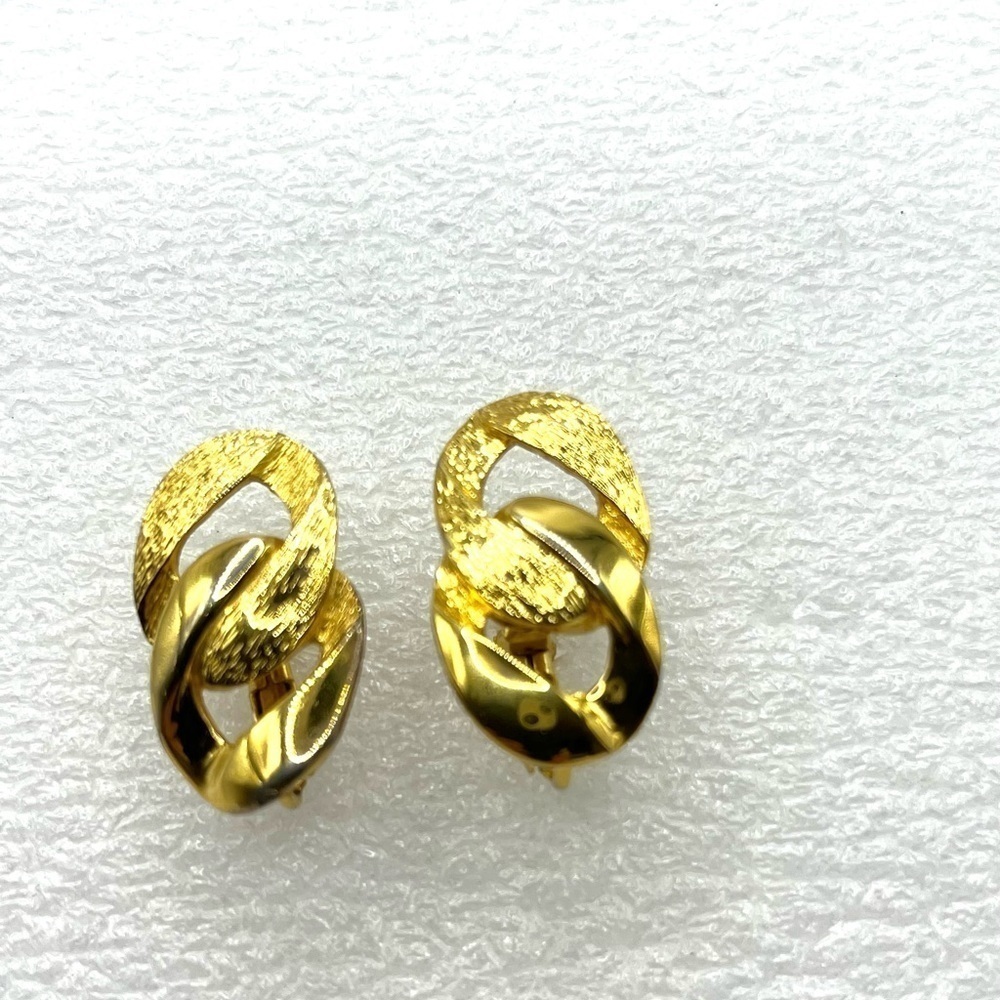 Napier Knot Gold Tone Screw Back Clip On Vintage Earrings Classic Chic Signed